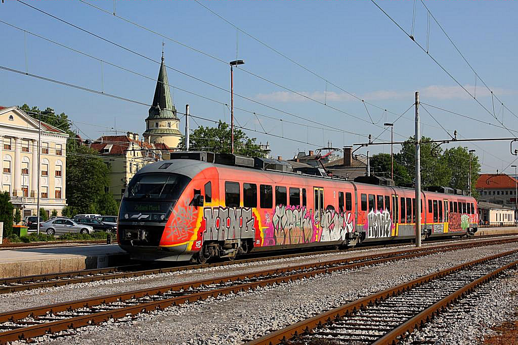 Desiro 312107 fährt am 25.5.2011 als Personenzug nach Zidani Most aus Celje aus.