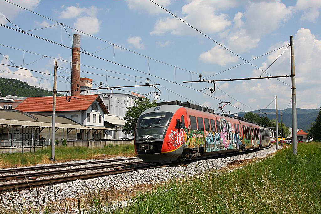 Desiro 312112 am 24.5.2011 in Litija auf der Fahrt nach Lubljana.