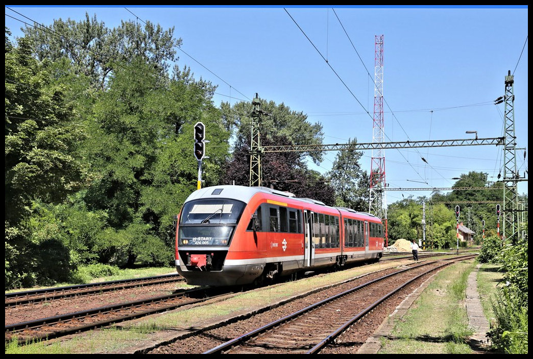 Desiro 426005 als IR nach Pecs hält am 13.7.2022 um 11.17 Uhr im Landbahnhof Örtilos.