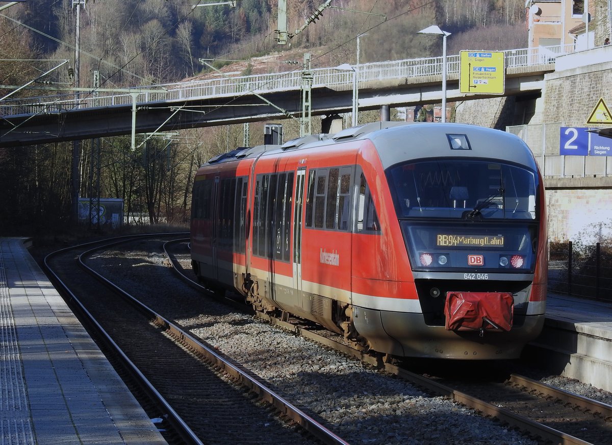 DESIRO 642 046 (KURHESSENBAHN) AUF DER SIEGSTRECKE
Ab dem neuen Fahrplan jetzt jeden Samstag der Triebwagen der KURHESSENBAHN von
MARBURG-SIEGEN bis BETZDORF/SIEG...Da von dort stündlich der RSX bis KÖLN/AACHEN
verkehrt,kann man gleich 3/4 intressante Städte bereisen...Hier der Desiro auf der
Rückfahrt von BETZDORF im Bahnhof KIRCHEN/SIEG am ersten Fahrtag,21.12.2019