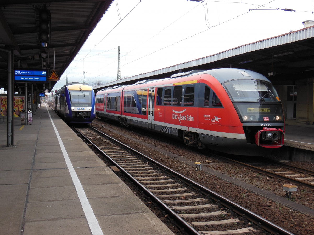 Desiro 642 655 Regio DB nach Haldensleben und und VT 811 des HEX nach Oschersleben am 25.12.2013 im Magdeburger HBF