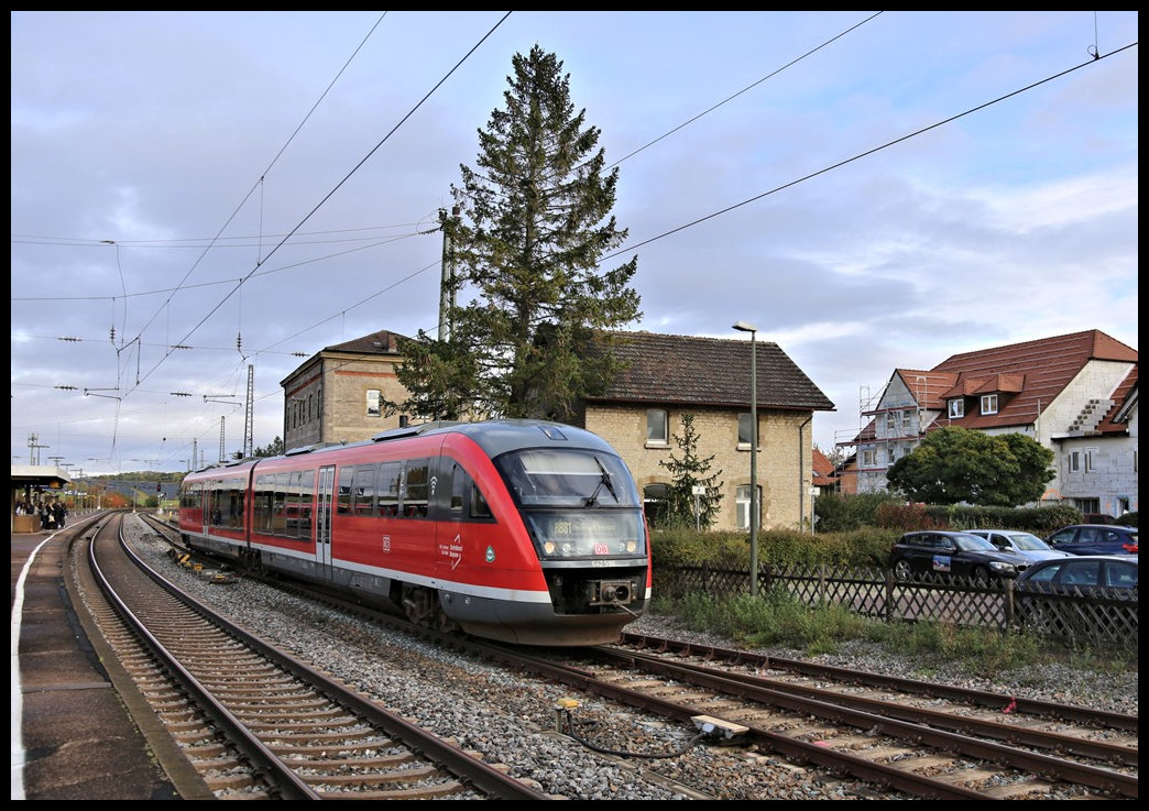 Desiro 642596 fährt hier am 28.10.2023 um 10.41 Uhr in Steinach bei Rothenburg ob der Tauber nach Neustadt an der Aisch ab.