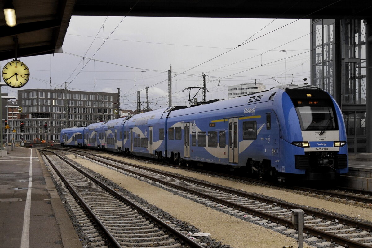 Desiro-HC 2462 008 fährt als RE 9 Augsburg - Ulm in Gleis 25 des Ulmer Hbf ein. Aufnahme vom 24.3.23.