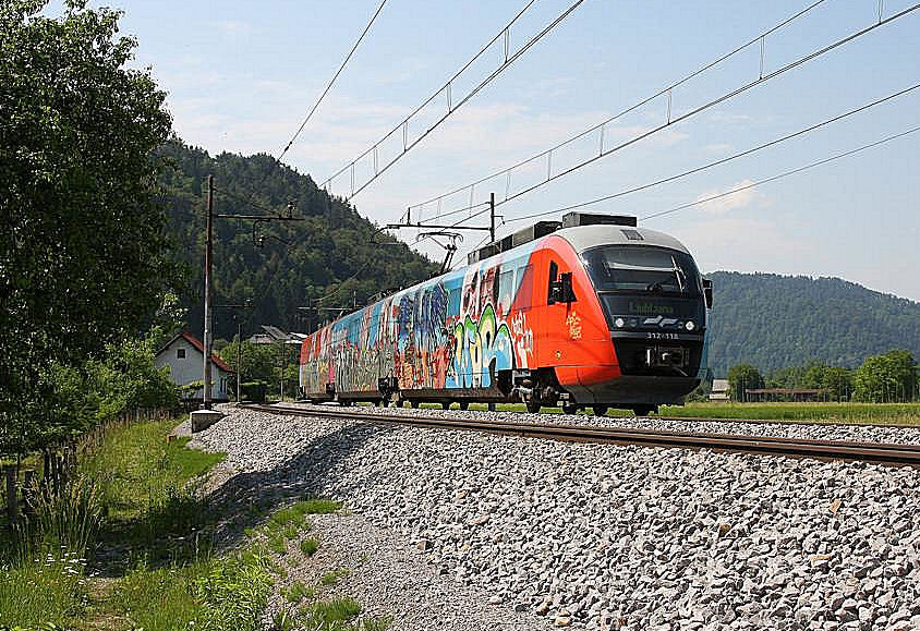 Desiro der Sz 312118 am 24.5.2011 bei Zgornji Log auf dem Weg nach Lubljana.