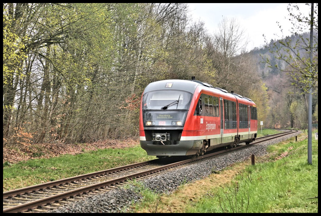 Desiro Triebwagen der DB bedienen derzeit den Personenzugverkehr auf der KBS 517 zwischen Flöha und Annaberg Buchholz Süd.Am 17.4.2023 erreicht hier der DB 642106 um 15.54 Uhr aus Flöha den Haltepunkt Erdmannsdorf. Nur ca. 100 m vom Bahnsteig in Erdmannsdorf hat man zu gehen, um an die Talstation der Drahtseilbahn bzw. Standseilbahn von Erdmannshof zur Augustusburg zu gelangen.
