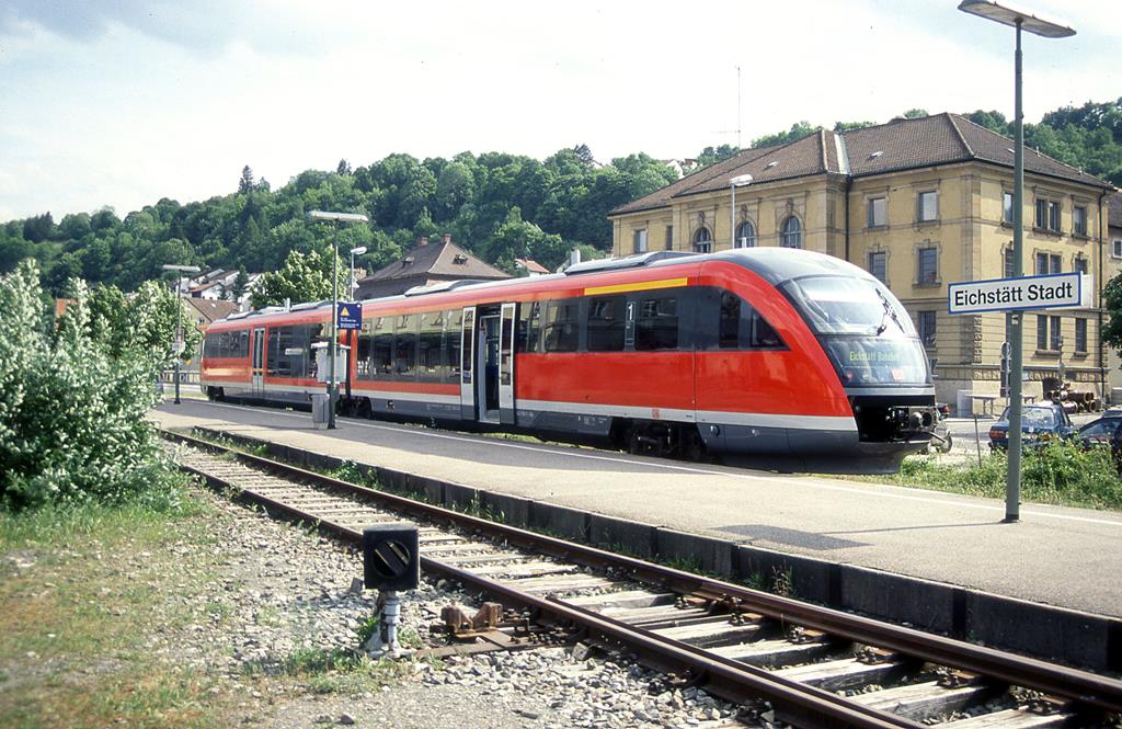 Desiro VT 642580 am 29.5.2001 im Bahnhof Eichstätt Stadt.
