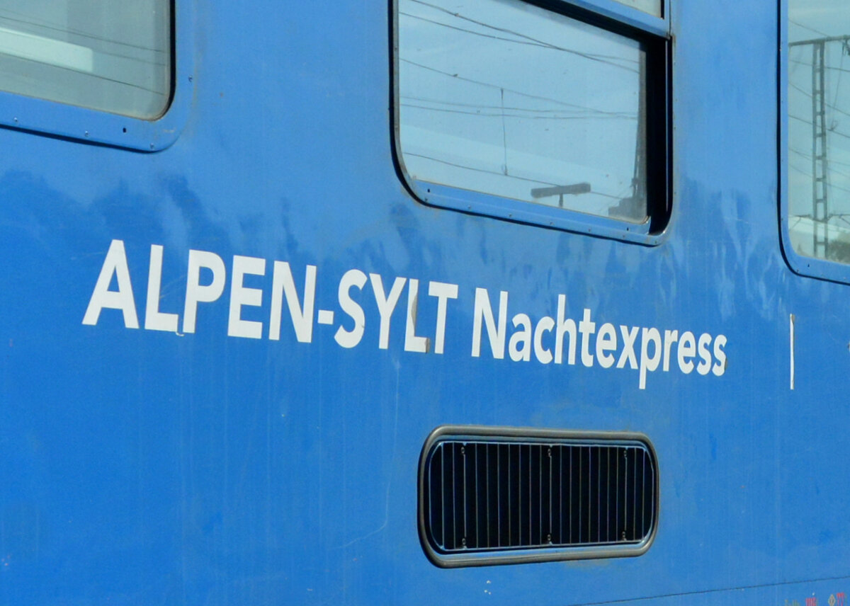 Detail am ALPEN-SYLT Nachtexpress (RDC Deutschland, NEx 1818) am 22. Mai 2022 beim morgendlichen Halt in Frankfurt/Main Süd auf dem Weg von Westerland/Sylt nach Basel und Lörrach.