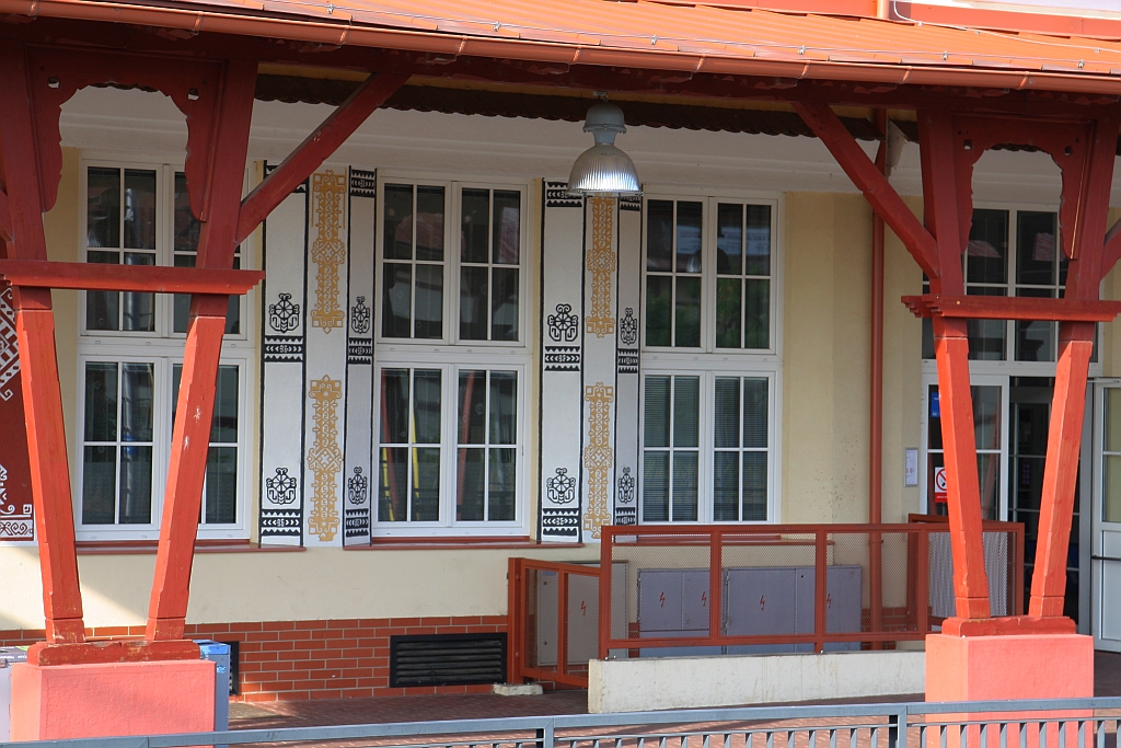 Detail am Aufnahmsgebäude des Bahnhof Uhersky Brod am 20.Juli 2019.