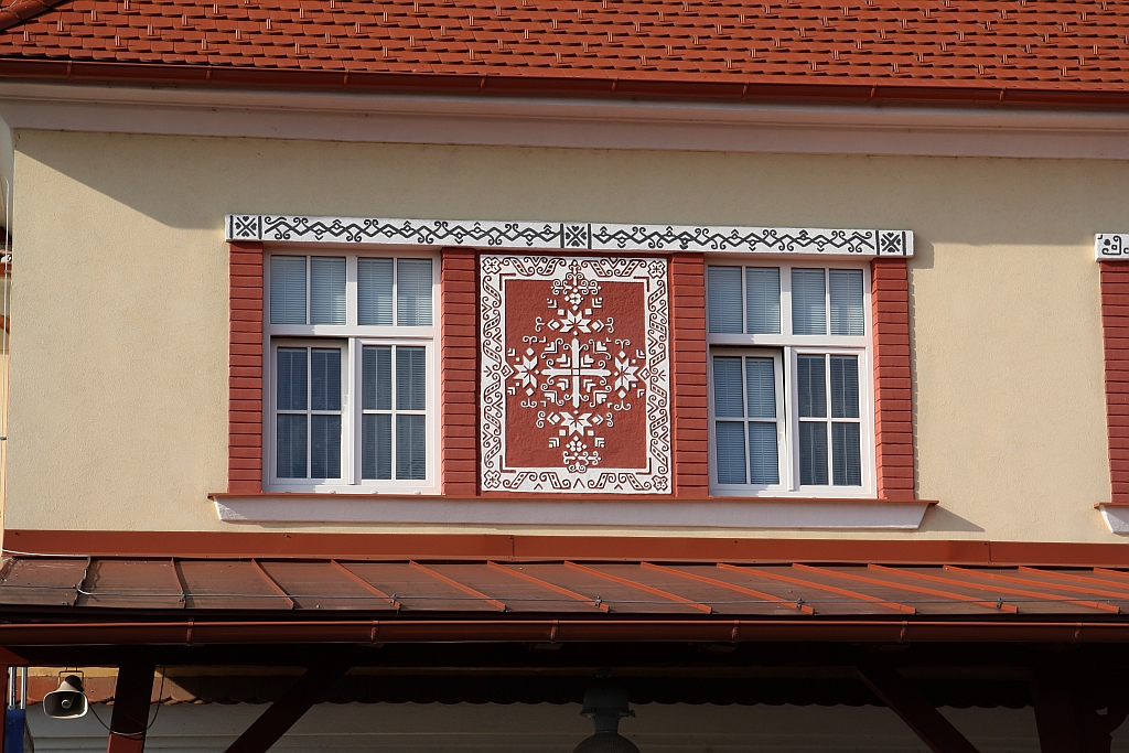 Detail am Aufnahmsgebäude des Bahnhof Uhersky Brod am 20.Juli 2019.