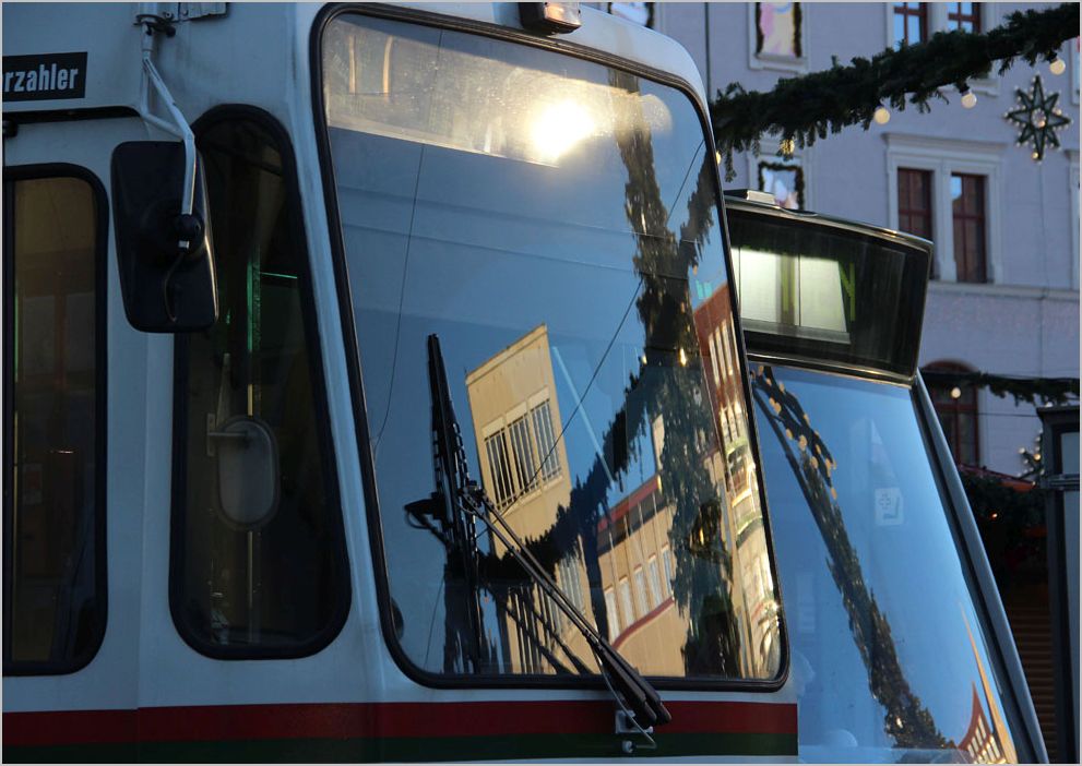 Detail auf morgendliche Spiegelungen an den Fahrzeugen der Augsburger Straßenbahn, am Rathausplatz. 20.12.14