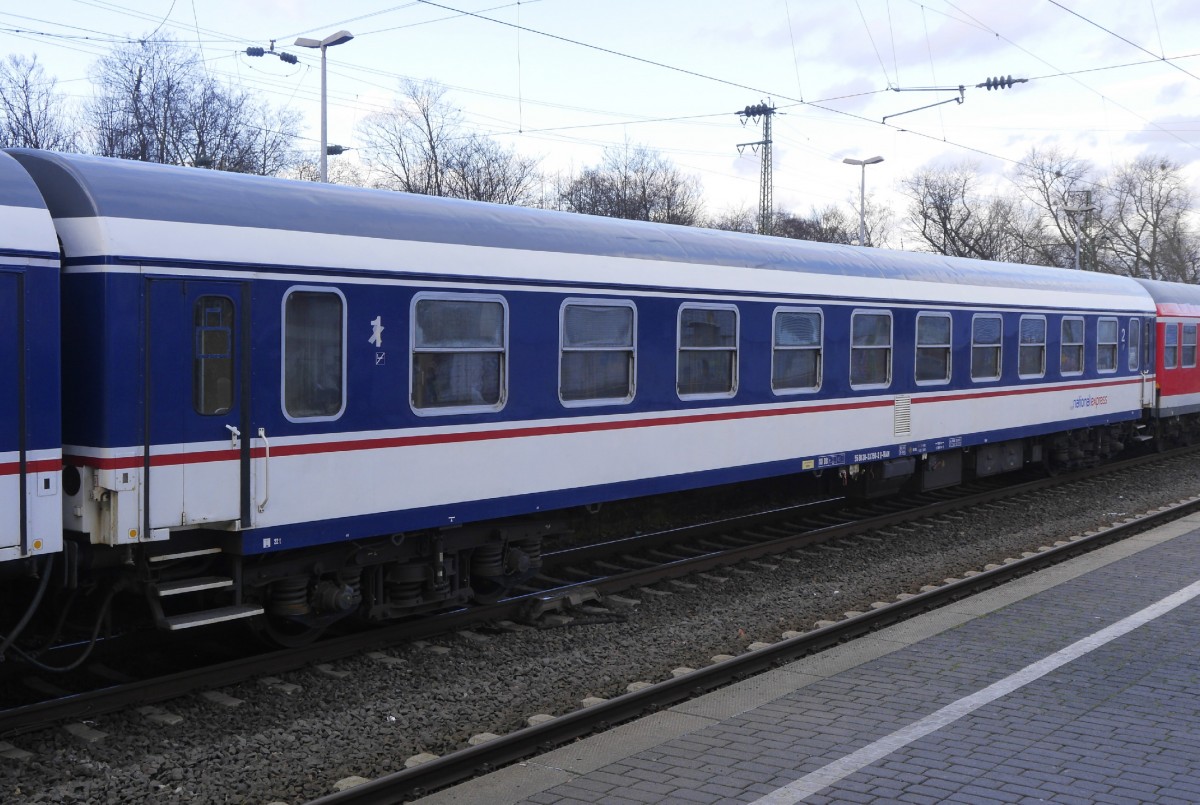 Detail des von 182 530 gezogenen NX-Ersatzzuges: ein Abteilwagen mit 1. und 2. Klasse (55 80 30 33 730-2 D-TRAIN), aufgenommen am 21.12.15 in Köln-Mülheim. Der zweite Ersatzzug war an diesem Tag nicht im Einsatz.