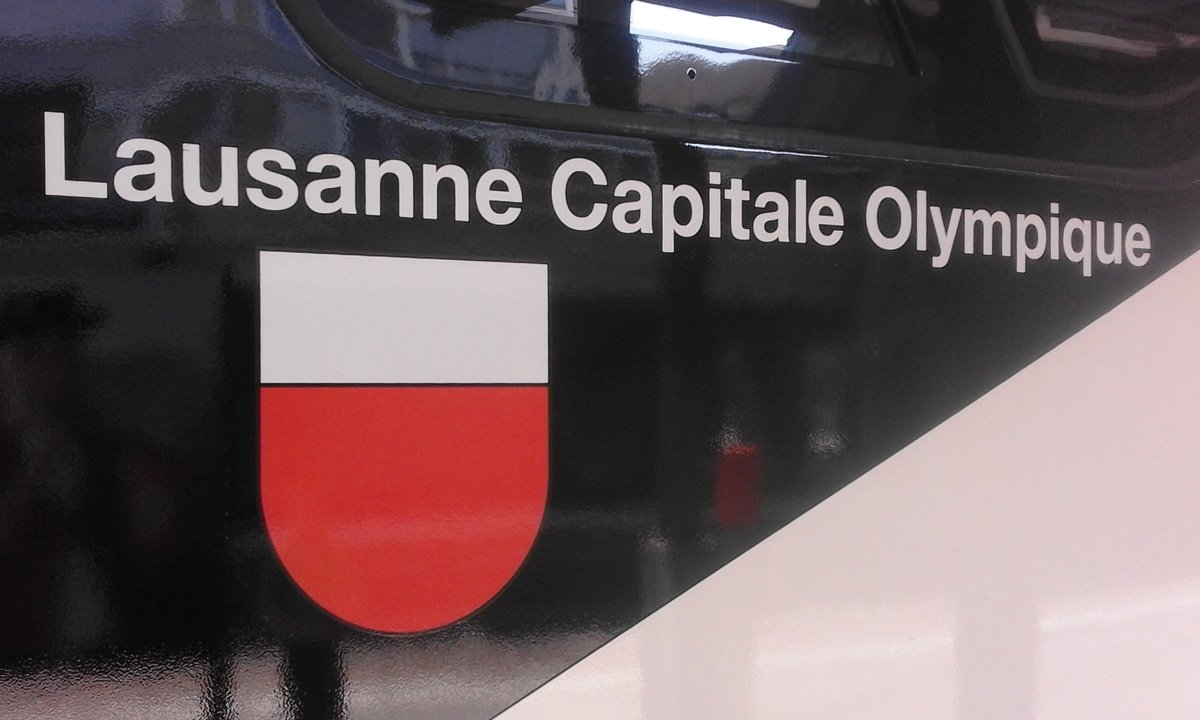 Detail des RABDe 502 008: Das Wappen von Lausanne mit der Überschrift  Lausanne Capitale Olympic . So gesehen am IR13 nach Zürich, als er in St. Gallen HB stand.

St. Gallen HB, 09.05.2020

