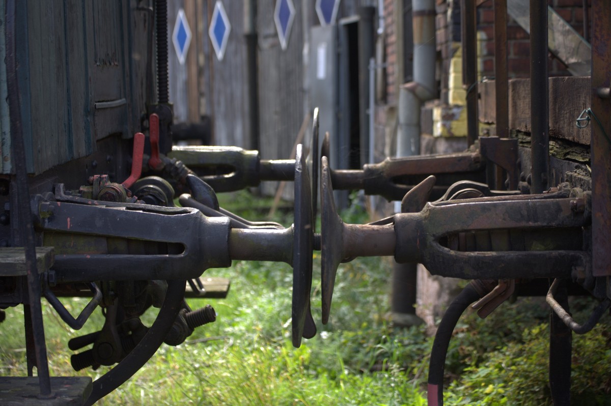 Detail historischer Güterwagen - Stangenpuffer- diese würden wohl heute keine Zulassung mehr  für den Regelbetrieb erhalten. Eisenbahmuseum Turnov 13.09.2014 12:08 Uhr.