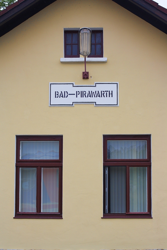 Detail einer mustergültigen Erhaltung. Aufnahmsgebäude des Bf. Bad Pirawarth am 01.August 2014.