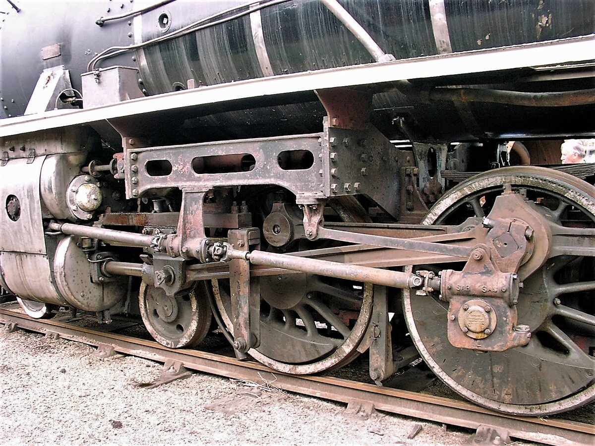 Detail der SAR Class 19C #2439 mit Caprotti-Steuerung im Bahnbetriebswerk Voorbaai bei Hartenbos am 7.11.2000, wo wir eine Führung mit unserer Reisegruppe erhielten. 
Die 19C-Loks wurden 1934 von der North British Locomotive Company geliefert.
Das Bahnbetriebswerk wurde 2010 geschlossen.