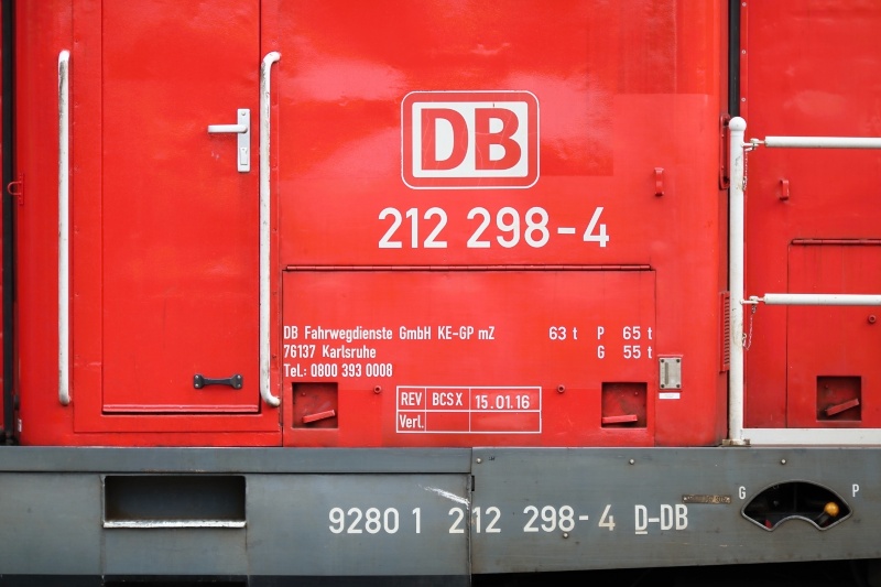 Detail zu DB Fahrwegdienste 212 298-4 (NVR Nr.: 9280 1 212 298-4 D-DB) am 09.08.2016 in Osnabrück Hbf
<P>Weitere Bilder zum Thema Bahnfotografie gibt es auf meiner Site unter:<br> 
<a href= http://www.ralf-bueker.de/Ralf's Eisenbahnbilder.htm target= _blank >Ralf's Eisenbahnbilder