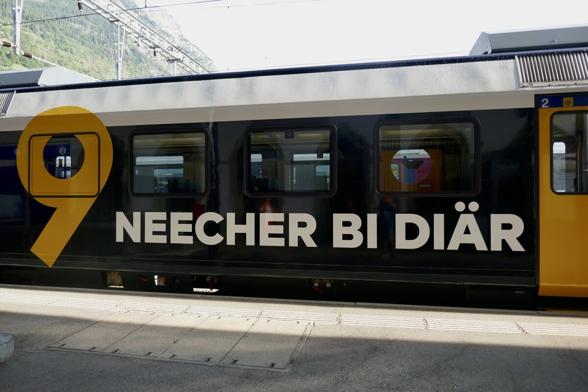 Detailanischt auf dem RBDe 560 414 von RegionAlps mit dem Slogan des TV Senders Kanal 9 (Walliserdeutsch; Näher bei dir) am 27.7.22 im Bahnhof Brig.
