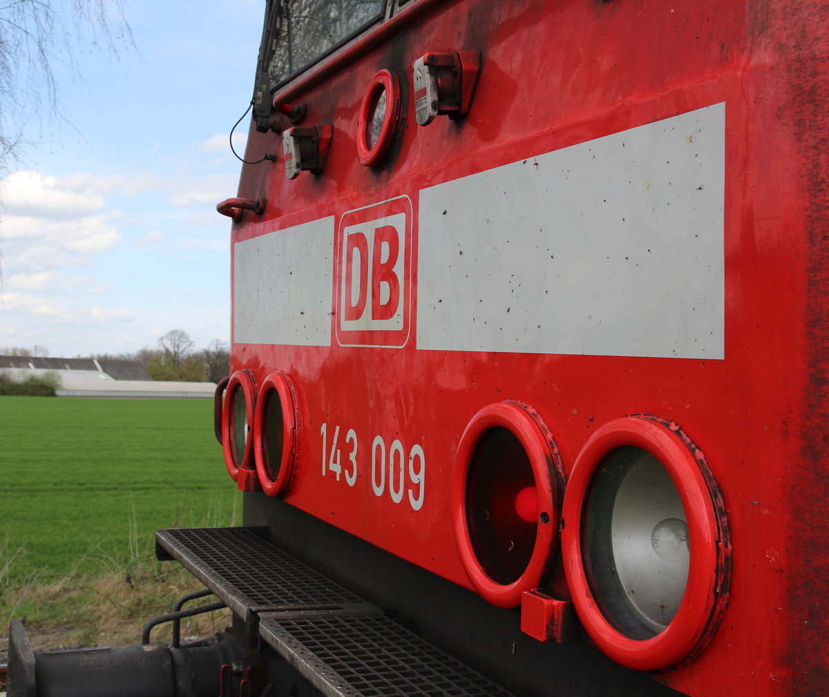 Detailansicht von 143 009, als sie als RB 27 (Koblenz Hbf - Rommerskirchen) ihren Endbahnhof erreicht hat.

Rommerskirchen, 30. März 2017