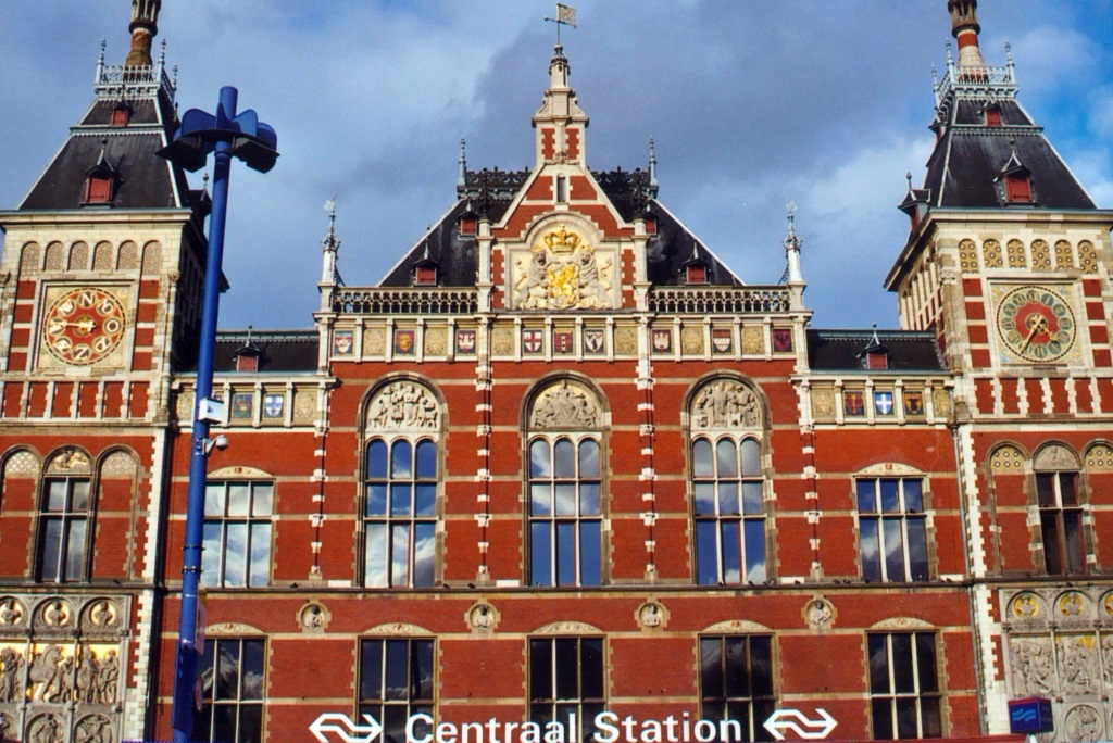 Detailansicht der Amsterdam Centraal Station am 02.März 2002. (Fotoscan) - So schön kann Bahnhofsarchitektur sein; auch heute noch. Man muss nur wollen.