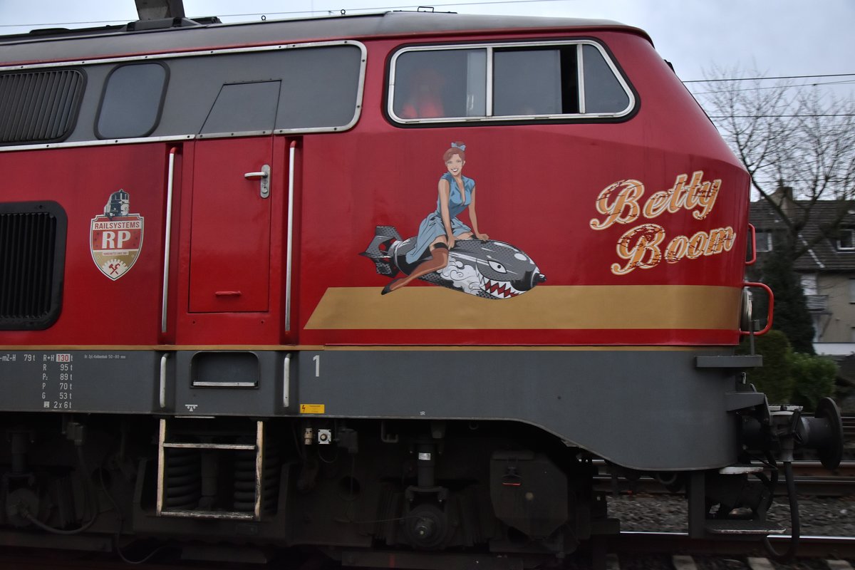 Detailansicht auf die eigentlich mir nur bei Bomberflugzeuge der USAF bekannten Graphiti....aber hier ist ein solches auf der 218 469-5 die mir am 15.3.2018 vor die Linse kam.