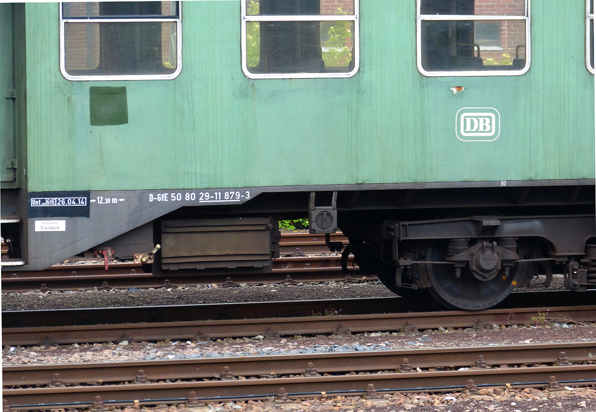 Detailansicht des alten Personenwagens D-Gfe 50 80 29-11 879-3 im Bahnhof Crailsheim am 17.05.2018