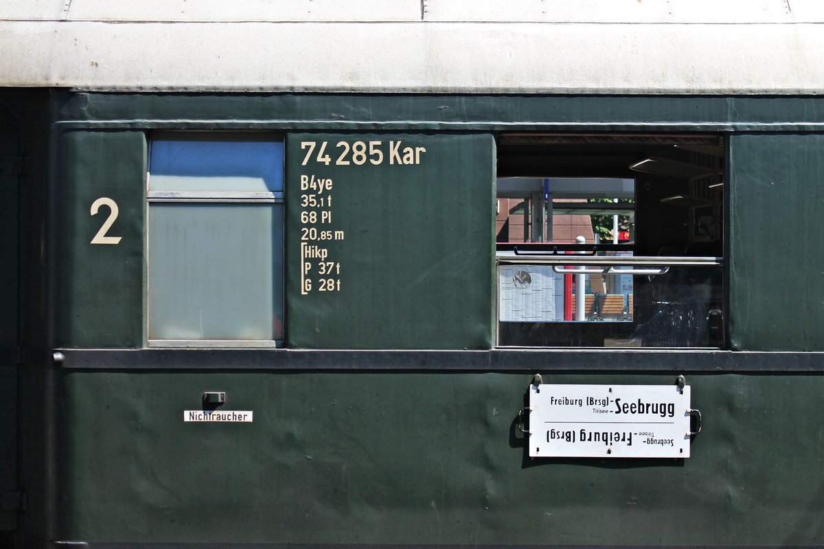 Detailansicht vom Eilzugwagen 74 285 Kar (Baujahr 1937) der IG 3Seenbahn e.V., als dieser am Nachmittag des 29.06.2019 iN Freiburg (Brsg) Hbf stand.