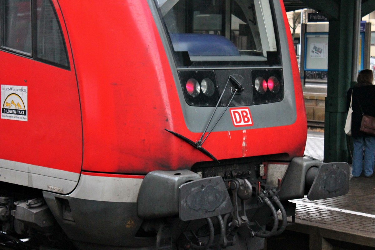 Detailansicht vom Freiburger DoSto´s Steuerwagen D-DB 50 80 86-35 063-6, als er am 14.12.2013 mit kaputtem Scheibenwischer als RE 26517 (Offenburg - Basel Bad Bf) mit Zuglok 146 113-6 in Freiburg (Brsg) Hbf steht.