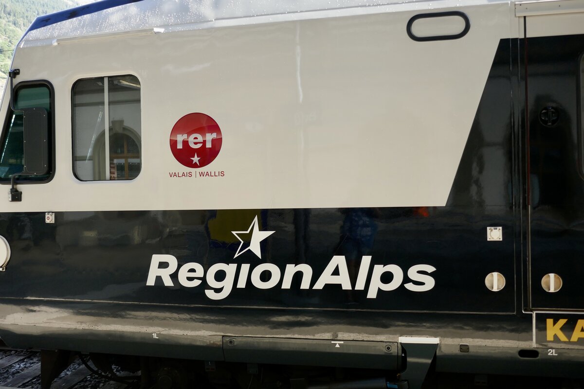 Detailansicht hinter dem Führerstand des RBDe 560 414 von ReginAlps mit der Kanal 9 Werbung am 27.7.22 im Bahnhof Brig.