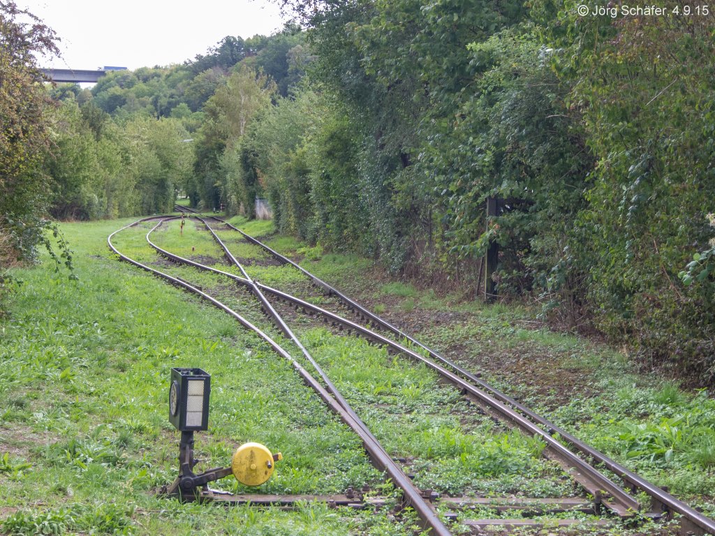 Detailansicht vom Umfahrungsgleis der Mainländebahn bei Marktbreit. Im Hintergründ die Brücke der Autobahn A7 über das Maintal. (Blick nach Osten am 4.9.15.) 