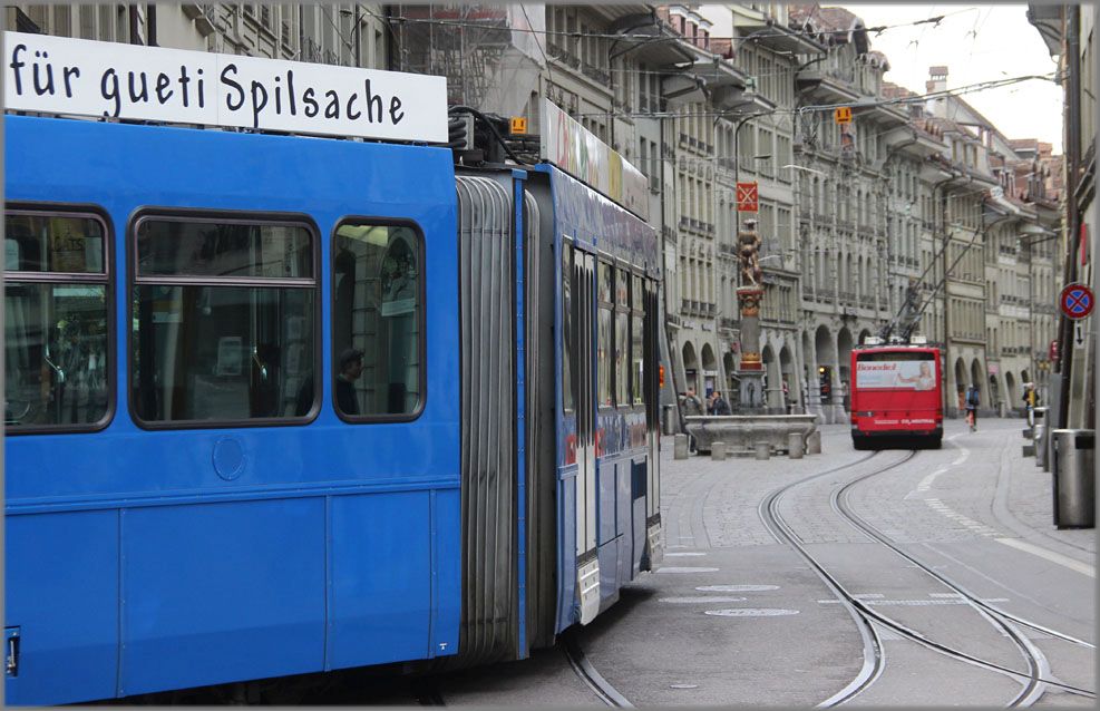 Detailaufnahme auf kuriose Werbeformen auf Berner Tramwagen - Marktgasse, 19.03.17