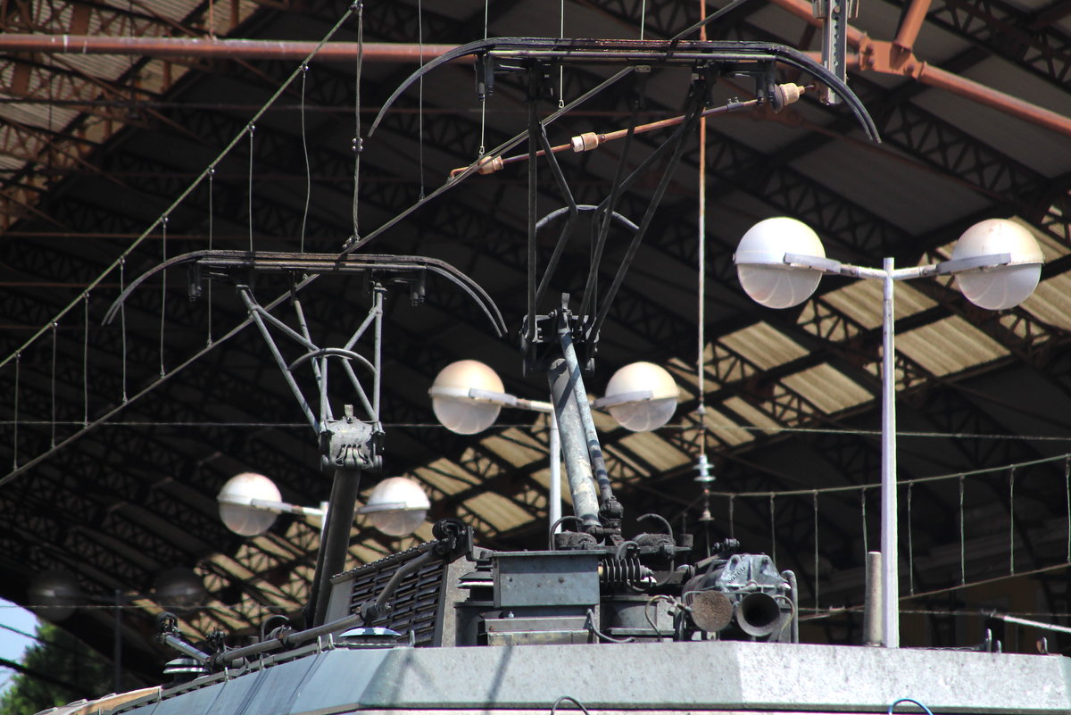 Detailaufnahme: Beide Stromabnehmer der 107 254 sind gehoben. 
Avignon Centre, 21. Juli 2016