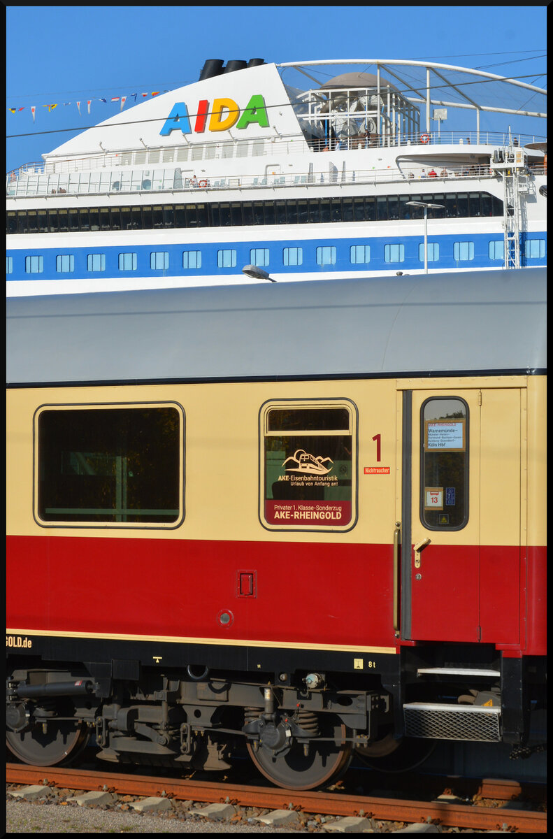 Detailaufnahme des AKE-Rheingold Waggons D-AKE 61 80 19-90 255-9 Avmz auf Gleis 5 im Bahnhof Warnem�nde. Im Hintergrund liegt ein AIDA Kreuzfahrtschiff am Pier 7. 08.08.2026