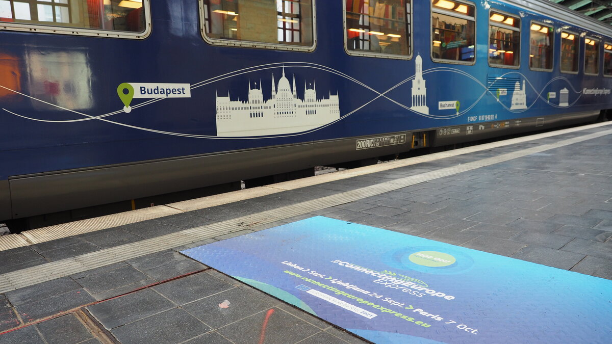 Detailaufnahme des ConnectingEurope Express' (CEE) im Berliner Ostbahnhof auf Gleis 1.

Extra am Hausbahnsteig foliert wurde eine Bodenplatte der noch nicht vollendeten Baustelle in der Bahnhofshalle.

Berlin, der 30.09.2021