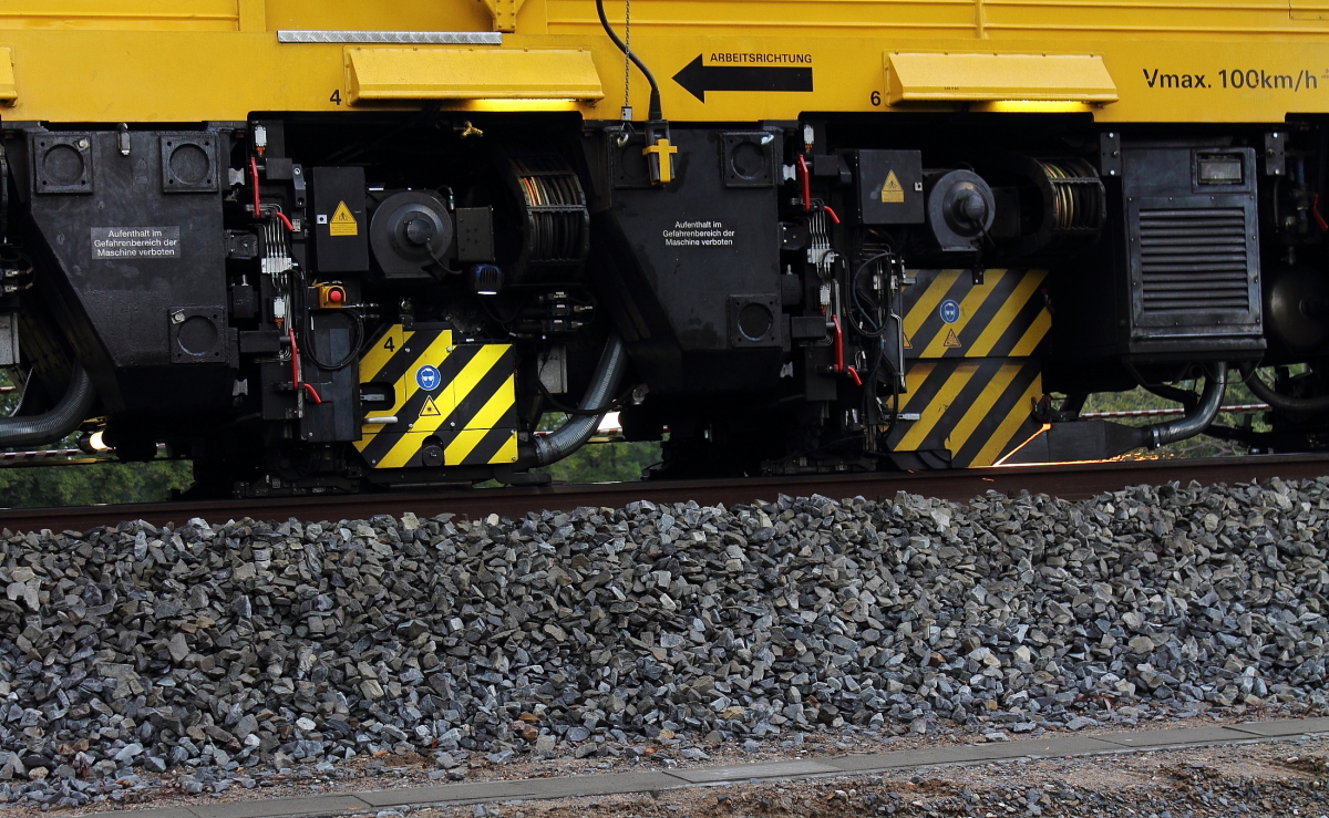 Detailaufnahme des Schienenfrszuges  Goliath  SF 03W - FFS der Fa. STRABAG Rail GmbH bei der Arbeit am 18.09.2013 in Nassenheide.