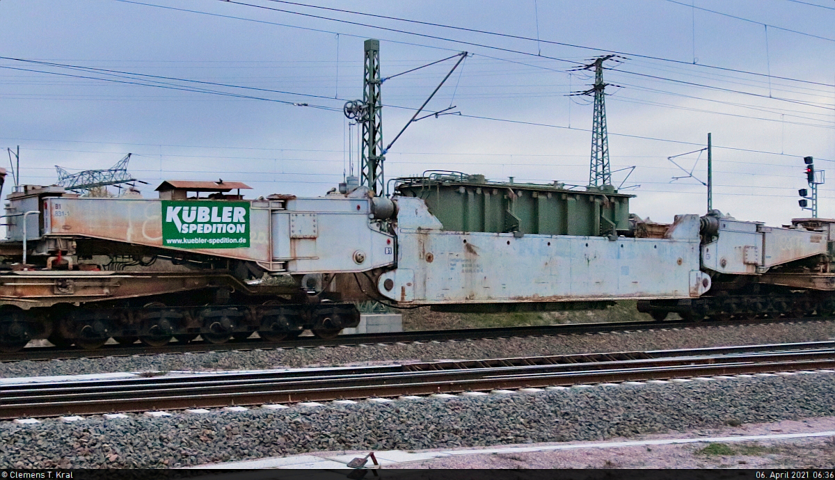 Detailaufnahme des Trafos in der Mitte eines Tiefladewagens der Gattung  Uaai <sup>831</sup> , der dem ABB Trafowerk in Halle (Saale) zugestellt wurde. Hier ist er mit Zuglok 232 241-0 (132 241-1) in der Karl-von-Thielen-Straße zunächst auf dem Weg zur Zugbildungsanlage (ZBA) Halle (Saale).
Solche Aufnahmen im Halbdunkeln sind immer sehr schwierig, doch der Seltenheit wegen habe ich mich nach vorsichtiger Bearbeitung fürs Hochladen entschieden.

🧰 Spedition Kübler GmbH
🕓 6.4.2021 | 6:36 Uhr