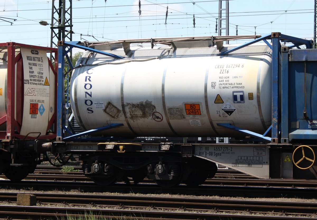 Detailaufnahme von einem Containertragwagen Sgns mit der Nr.: 31 RIV 80 D-DB 4557 271-2, eingereiht in einen Containerzug, der am 03.05.2014 bei Köln-Eifeltor abgestellt war. Hier gut sichtbar das Drehgestell, die Anschiften sowie die klappbaren Twistlocks für die Verriegelung der Container. Der aufgesetzte Tankcontainer der ehemaligen Cronos Group ist befüllt mit Ethanolamin (Warntafel 80/2491).