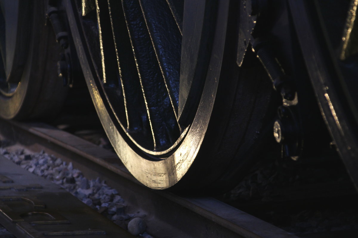 Detailaufnahme eines stimmungsvoll beleuchteten Rades von einer Dampflok im Eisenbahnmuseum Mulhouse
Mulhouse, 24. Juli 2016