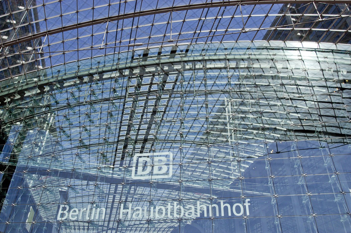 Detailaufnahme der Fassade des Berliner Hauptbahnhofs. Aufnahme: April 2007.