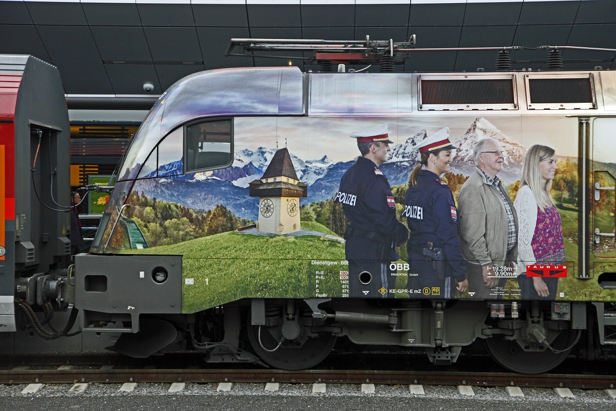 Detailaufnahme der Gemeinsam-Sicher-Lok 1116 157 in Graz Hauptbahnhof am 7.11.2017.