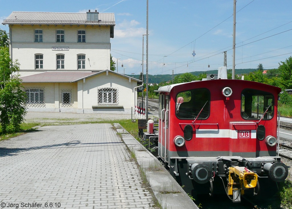 Detailaufnahme der Köf vor dem Empfangsgebäude in Harburg: Die 335 033 ist eine der letzten DB-Bahnhofsloks und wird für die Rangierarbeiten im angrenzenden Zementwerk benötigt. (Blick nach Norden am 6.6.10)