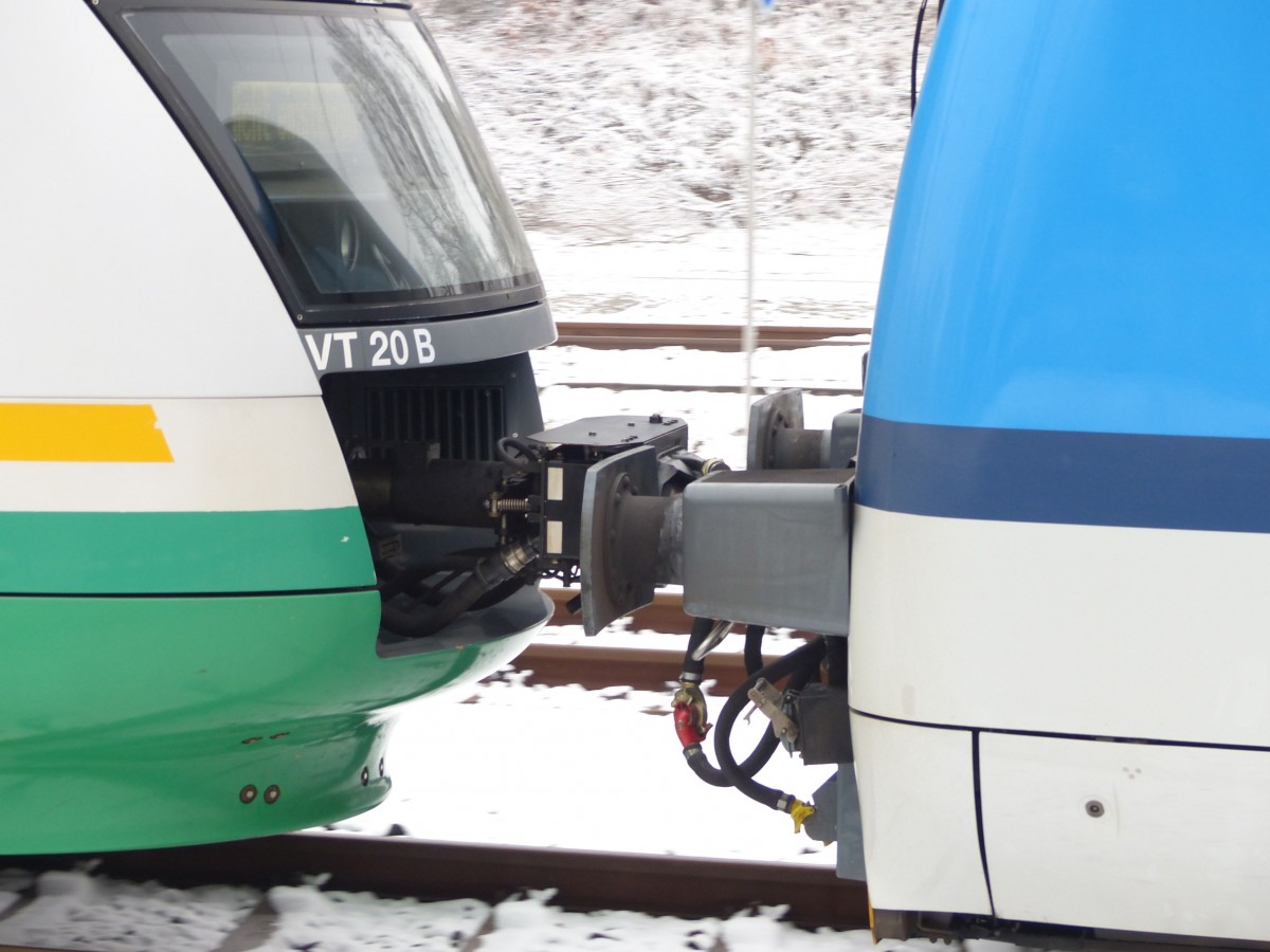 Detailaufnahme der Kupplung zwischen einem Desiro mit Mittelpufferkupplung und einem CD-Shuttle mit Schraubenkupplung.