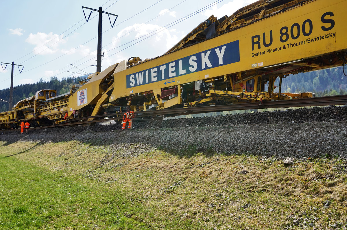 Detailaufnahme vom RU 800 S, während den Arbeiten bei Berg im Drautal:
Im Vordergrund zu sehen ist das alte Gleis welches von der Maschine auf dem Schotter abgelegt wird, dahinter das neue Gleis welches aufgehoben und auf den neuen Schwellen abgelegt wird. 
Aufgenommen am 12.4.2016