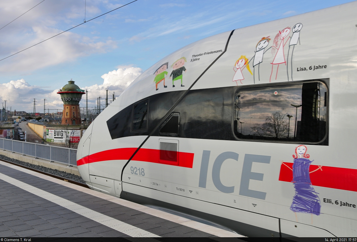 Detailblick auf den bemalten Kopf von 812 218-4 (Tz 9218)  wiedersehen-mit-den-liebsten.de , der Halle(Saale)Hbf am Wasserturm auf Gleis 7 verlässt.

🧰 DB Fernverkehr
🚝 ICE 831 (Linie 15) Frankfurt(Main)Hbf–Berlin Gesundbrunnen [+10]
🕓 14.4.2021 | 17:57 Uhr