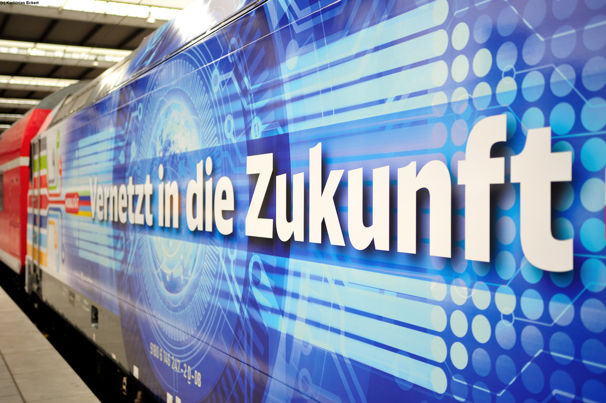 Detailfoto von 146 257-2  Vernetzt in die Zukunft  an ihrem ersten Einsatztag in dieser Folierung beim Aufenthalt im Münchener Hauptbahnhof, 01.08.2015
