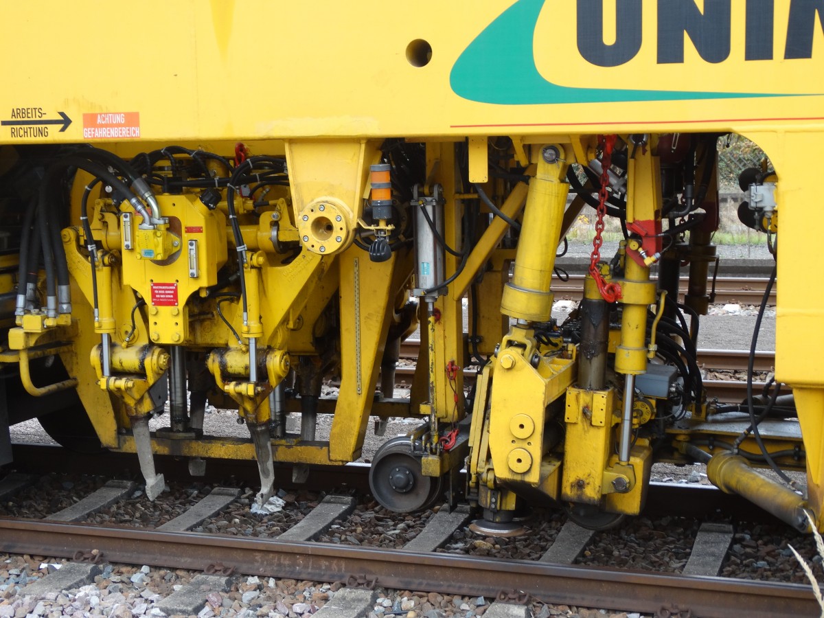 Detailfoto einer DB Netz Instandhaltung Plasser und Theurer Stopfmaschine am 30.10.15 in Neckargemünd