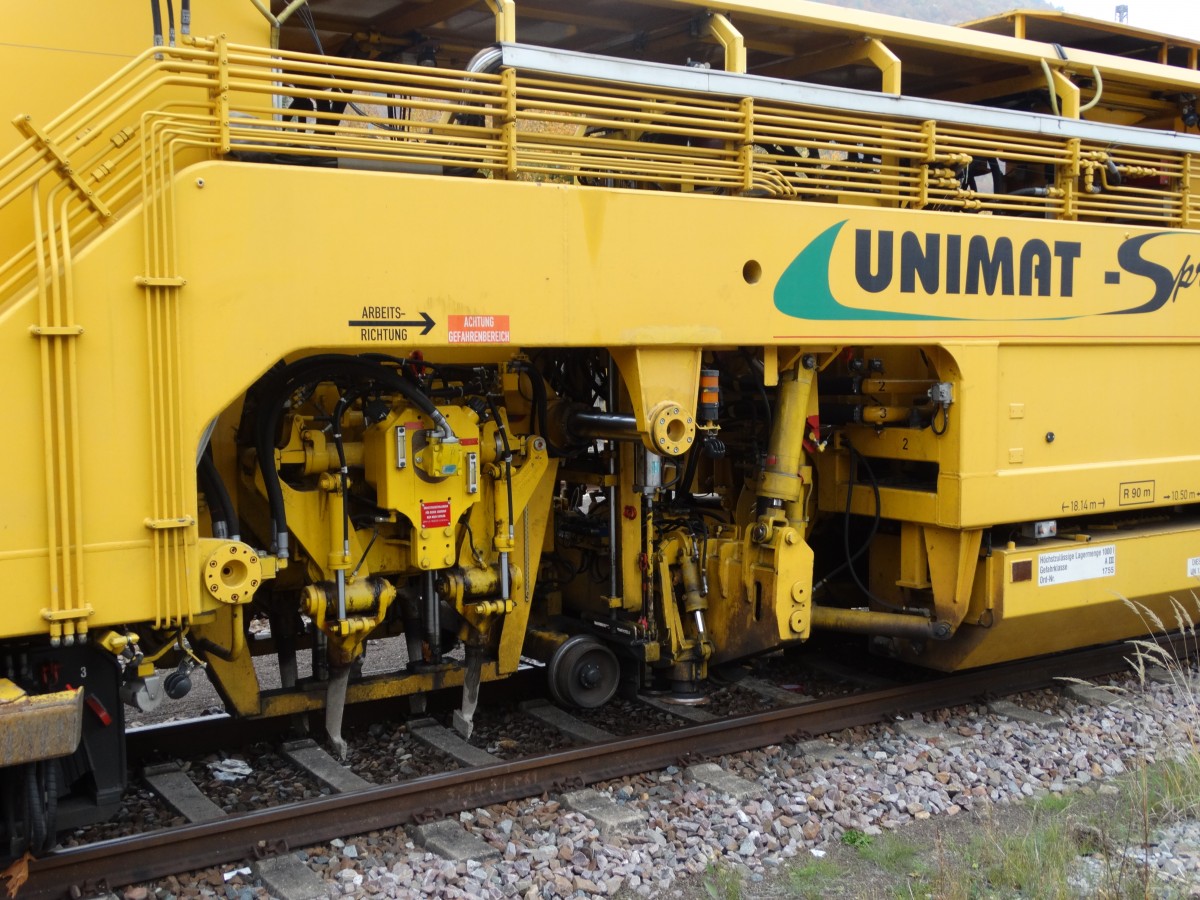 Detailfoto einer DB Netz Instandhaltung Plasser und Theurer Stopfmaschine am 30.10.15 in Neckargemünd