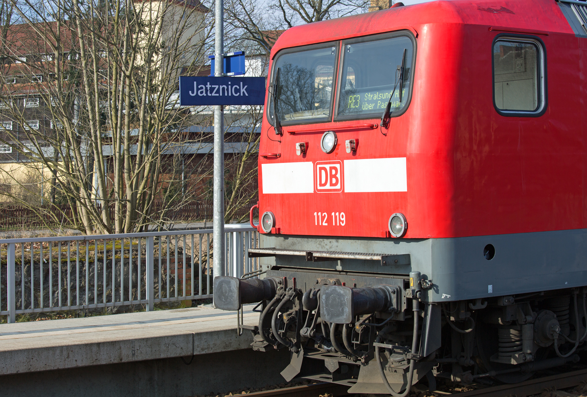 Detailfoto der Lok des RE3 nach Stralsund auf dem Bf Jatznick. - 25.02.2015