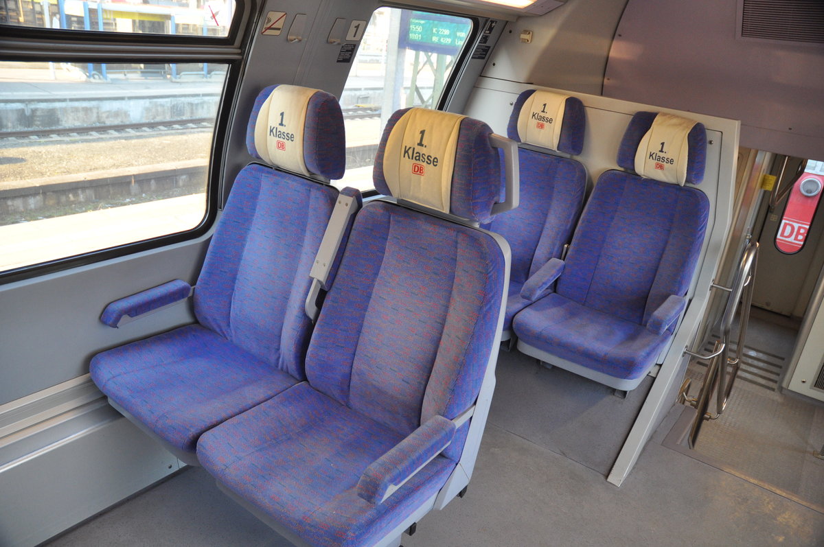 Detailfoto zweier Sitze der 1.Klasse des ex. Aachener DABza 756.0 welcher noch sein Original Design (RSB) trägt!
Wagennummer: 50 80 36-35 065 DABza 756.0

RE Stuttgart-Aalen 

Stuttgart HBF 

28.1.17 