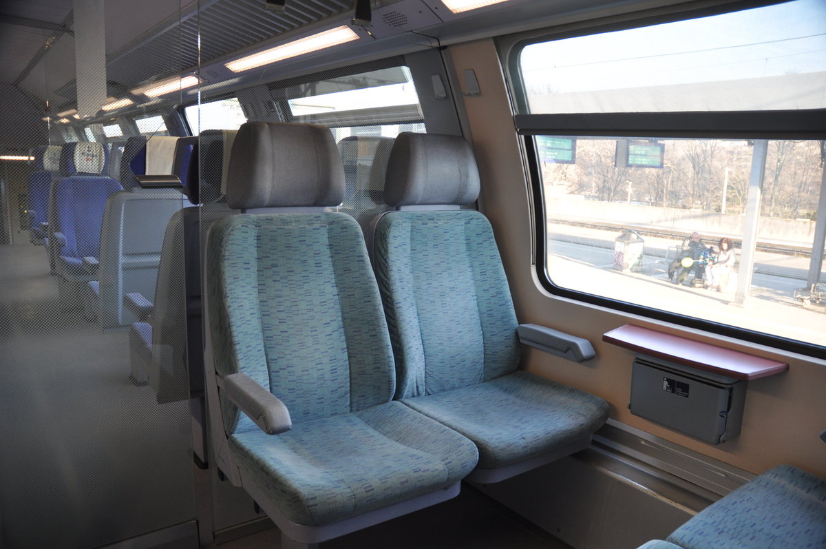 Detailfoto zweier Sitze einer Sitzgruppe der 2.Klasse des ex. Aachener DABza 756.0, welcher noch sein Original-Design (RSB) trägt!
Wagennummer: 50 80 36-35 065 DABza 756.0

RE Stuttgart-Aalen 

Stuttgart HBF

28.1.17