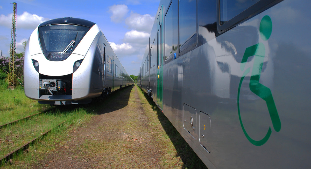 Detailstudie: Die modernen Piktogramme an den neuen Triebwagen. Die Mitteldeutsche Regiobahn (Transdev) übernahm im Juni 2016 zum kleinen Fahrplanwechsel auf der Sachsen-Franken-Magistrale (Dresden - Hof) den Verkehr von DB Regio. Zuvor standen die fabrikneuen Coradia Continental 2 im ehemaligen Rangierbahnhof Chemnitz-Hilbersdorf und dem dazugehörigen BW, heute SEM Chemnitz, abgestellt und wurden wochenlang von Sicherheitspersonal bewacht. Die Aufnahmen entstanden in Abstimmung mit den  Sicherungsposten  und während der Museumsöffnungszeiten am 21. Mai 2016.